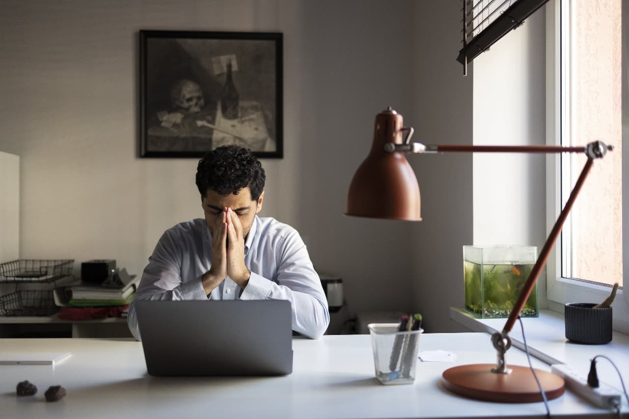 Silent Burnout di Era Hybrid: Membaca Sinyal Diam dengan NLP