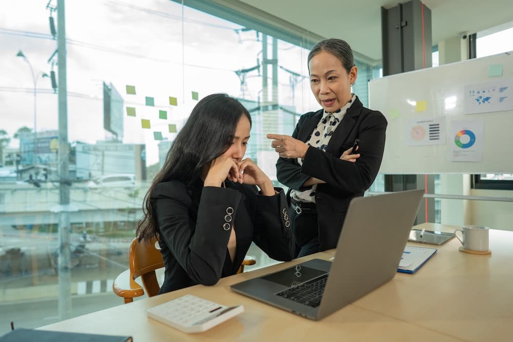 Micromanagement: Ketika Niat Baik Pemimpin Justru Menghambat Pertumbuhan Tim