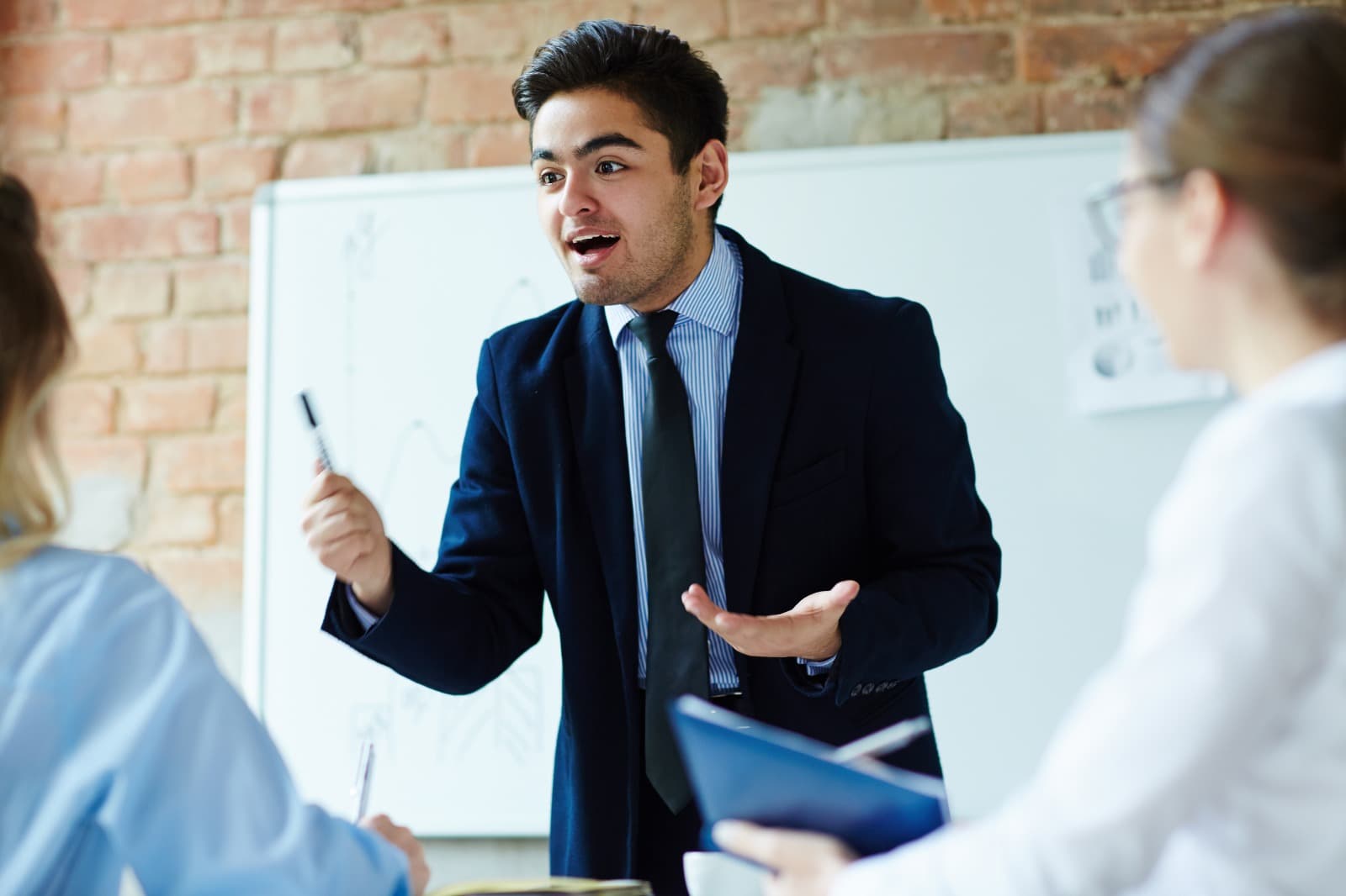 Public Speaking dalam Dunia Kerja: Kunci Kinerja & Karier Profesional
